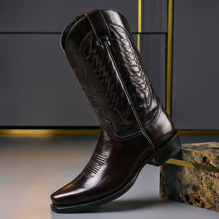 Męskie brązowe buty skórzane polerowane vintage, eleganckie obuwie klasyczne dla mężczyzn.