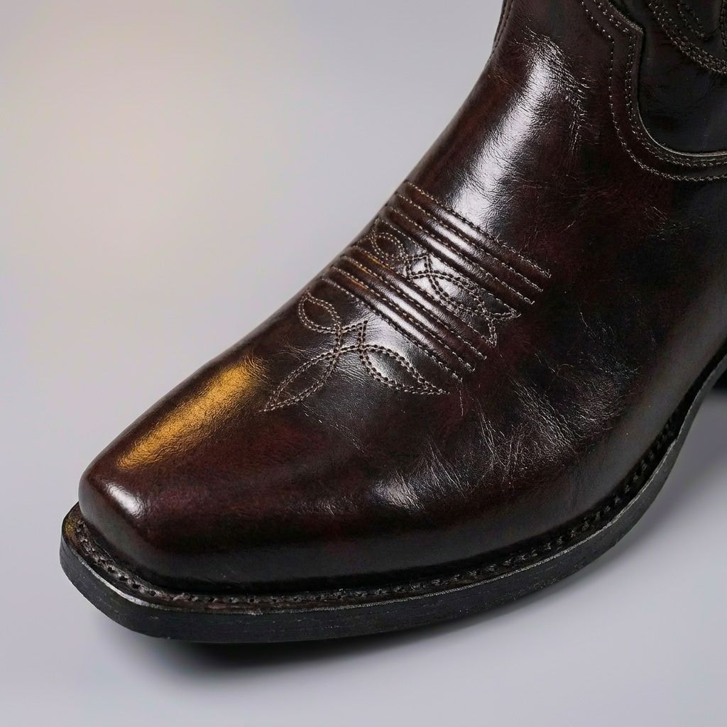 Eleganckie męskie buty skórzane polerowane, vintage styl, brązowe obuwie męskie do garnituru.