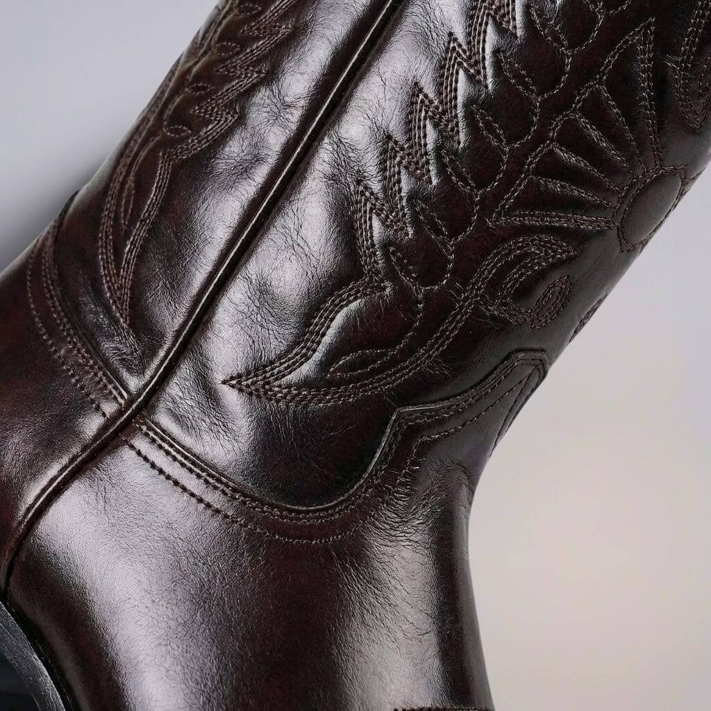 Stylowe klasyczne buty skórzane polerowane vintage, komfortowe czarne obuwie męskie.