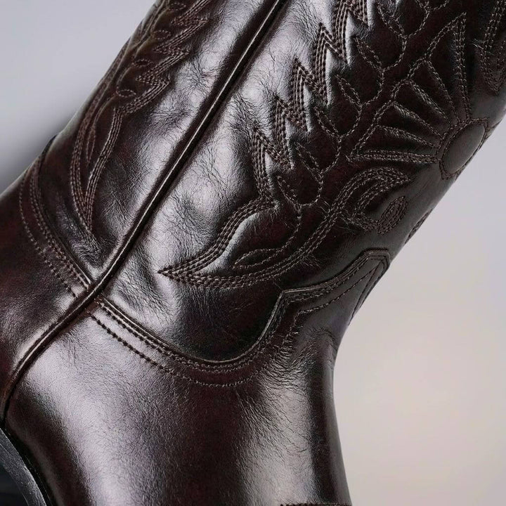 Stylowe klasyczne buty skórzane polerowane vintage, komfortowe czarne obuwie męskie.