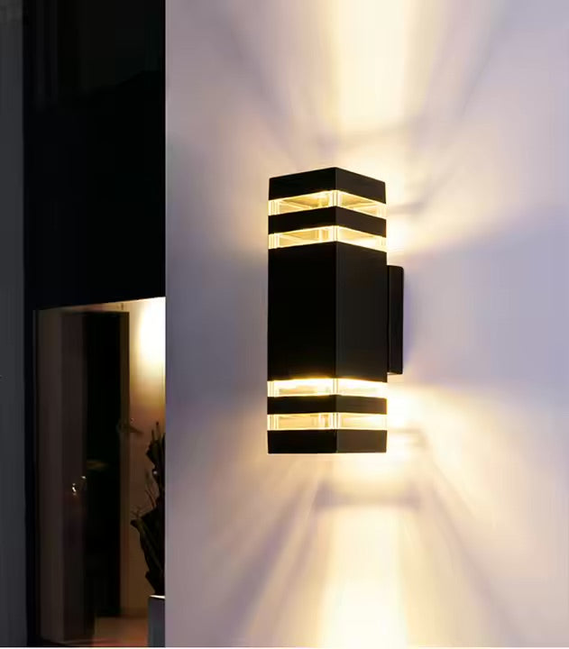 Elegancka aluminiowa lampa elewacyjna, wodoodporna, oświetla ścianę podwójnym strumieniem. Do nowoczesnego ogrodu/tarasu.