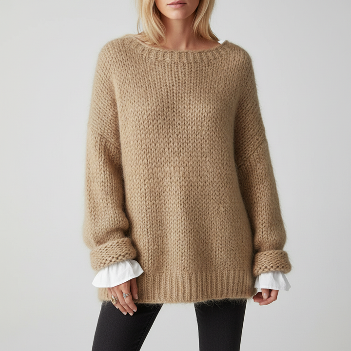 Miękki, oversize'owy sweter damski Leonie. Detal dzianiny, podkreślający komfort i modny luźny krój.