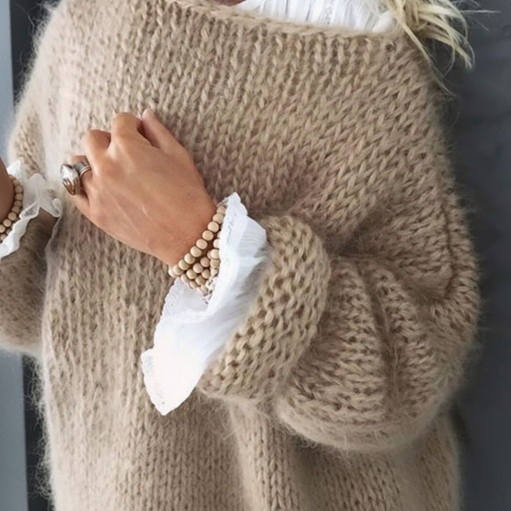 Modelka w modnym, oversize'owym swetrze damskim Leonie. Swobodna stylizacja casual na co dzień, komfortowy.