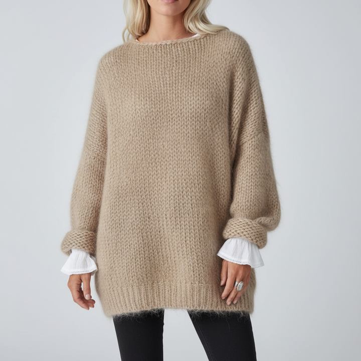 Dekolt oversize'owego swetra damskiego Leonie. Modny, luźny krój zapewnia wygodę i casualowy styl.