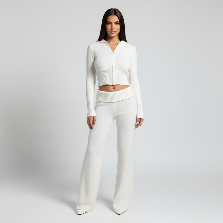 Rozciągliwy dres damski oversize z kapturem. Komfortowy komplet loungewear z szerokimi spodniami.