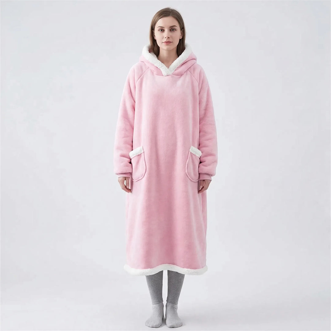 Modny koc z kapturem Lola oversize. Stylowy loungewear do domu, wygodny, ciepły, z praktyczną kieszenią z przodu.