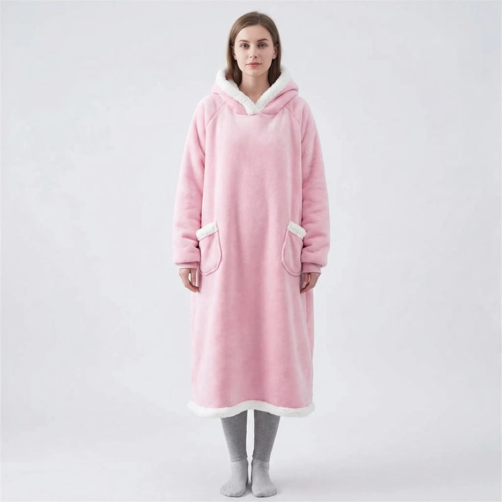 Modny koc z kapturem Lola oversize. Stylowy loungewear do domu, wygodny, ciepły, z praktyczną kieszenią z przodu.