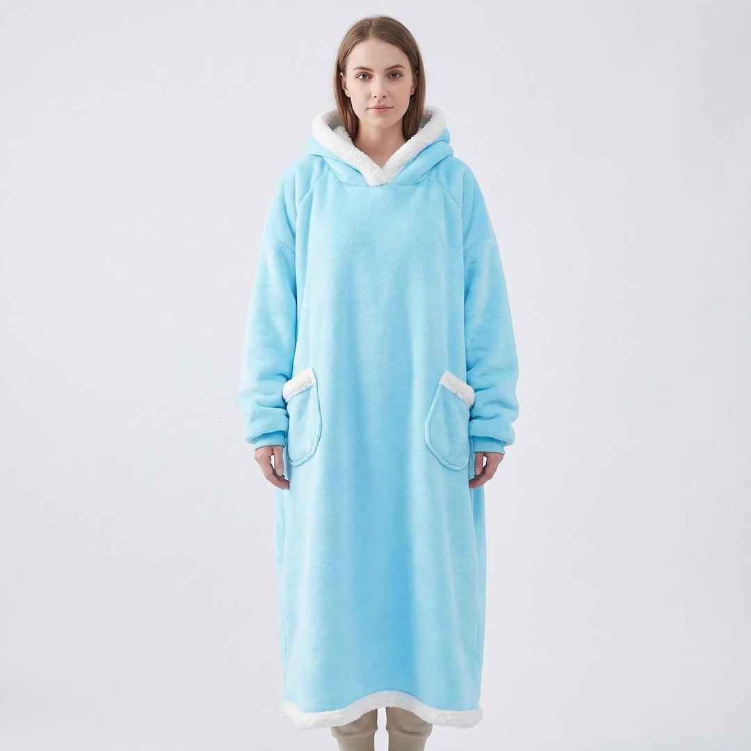 Praktyczny koc z kapturem Lola oversize unisex. Zintegrowana kieszeń kangurka i kaptur dla maksymalnego komfortu.