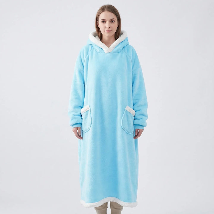 Praktyczny koc z kapturem Lola oversize unisex. Zintegrowana kieszeń kangurka i kaptur dla maksymalnego komfortu.