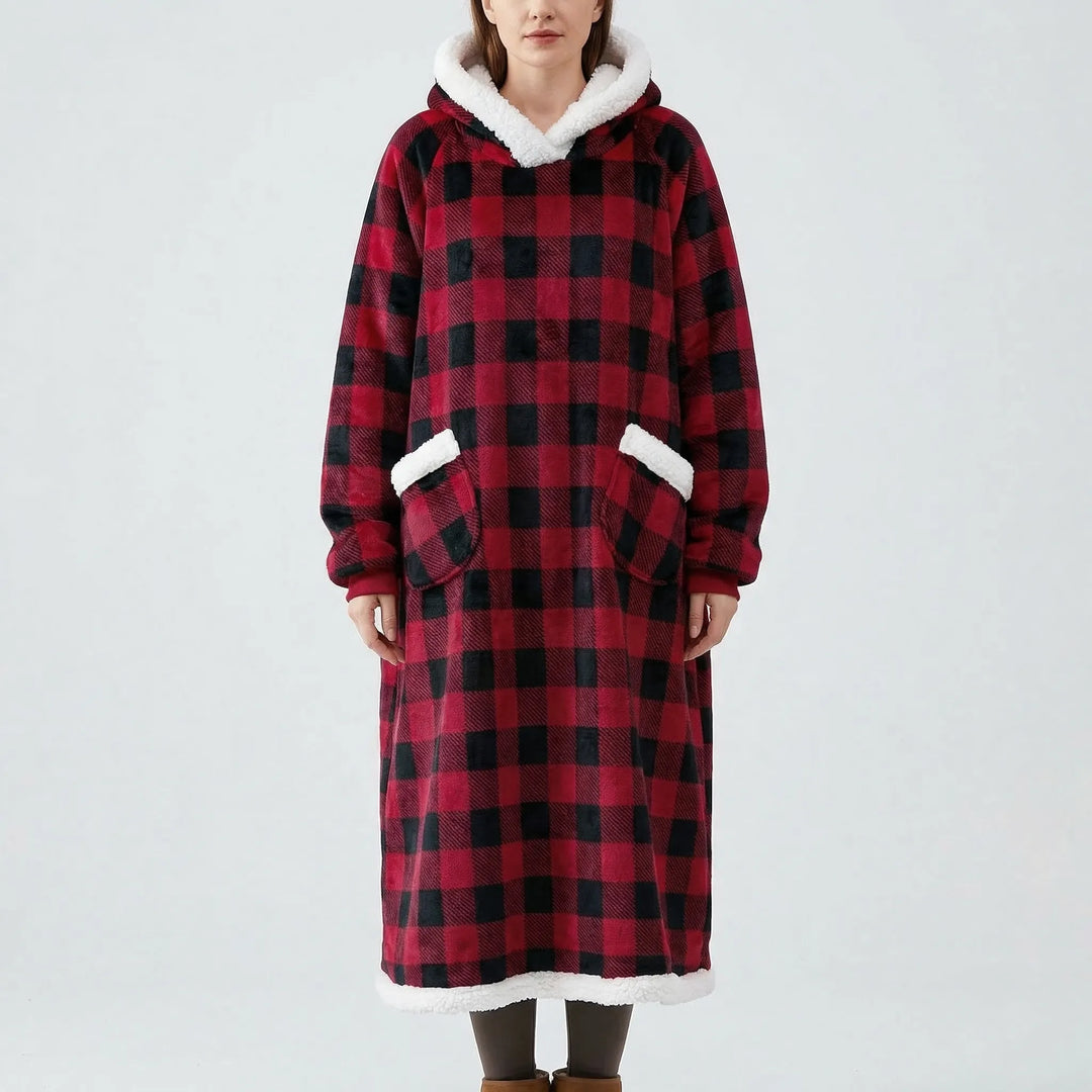 Relaksujący koc oversize z kapturem Lola. Wygodny loungewear na domowe wieczory, z ciepłą kieszenią na dłonie.
