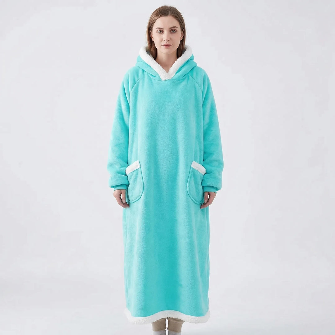 Zimowy prezent: koc oversize z kapturem Lola. Przytulny, ciepły i praktyczny, z dużą kieszenią kangurką, unisex.