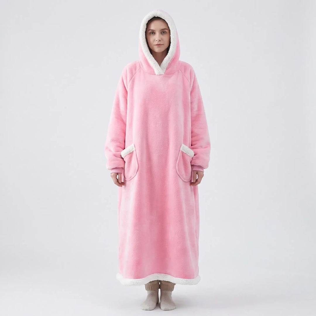 Miękki koc z kapturem oversize Lola, doskonały do relaksu. Ciepły, wygodny, z obszerną kieszenią kangurką.