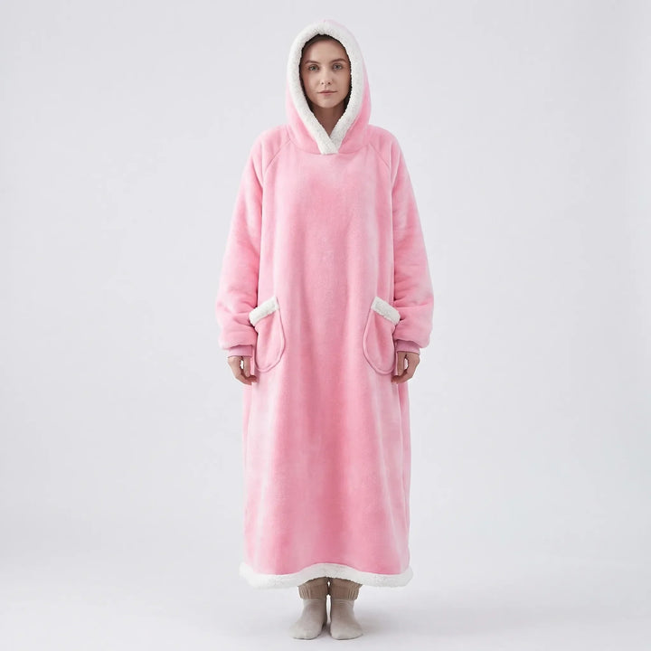 Miękki koc z kapturem oversize Lola, doskonały do relaksu. Ciepły, wygodny, z obszerną kieszenią kangurką.