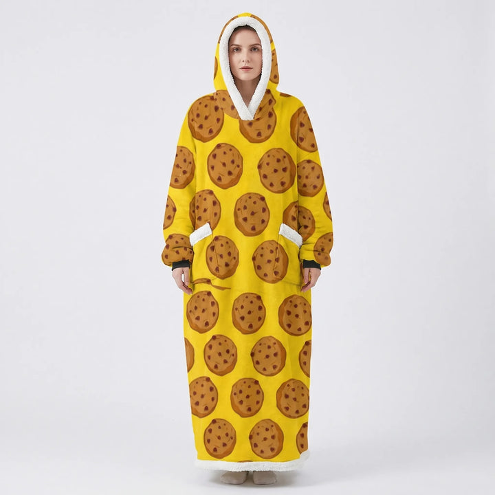 Koc z kapturem oversize Lola, otulający ciepłem. Komfortowy i przytulny, z dużą kieszenią na drobiazgi, unisex.