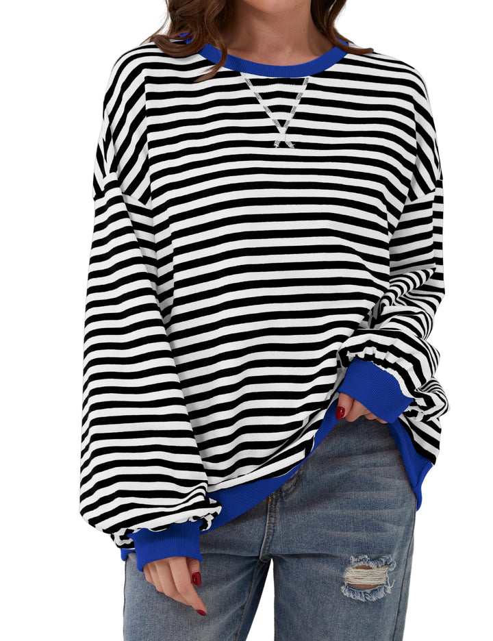 Damska bluza oversize Holly w paski, okrągły dekolt. Modna, wygodna, długi rękaw, styl casual.