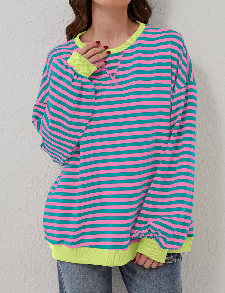 Stylowa damska bluza oversize w paski, okrągły dekolt. Miękki materiał, wygodna, swobodny krój.