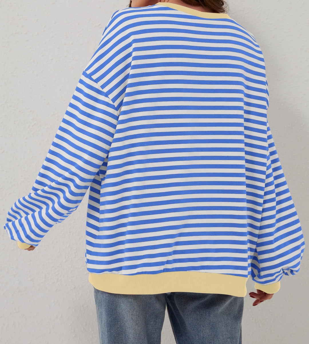 Modna damska bluza oversize w paski z okrągłym dekoltem. Wiosenno-jesienny, casualowy styl.