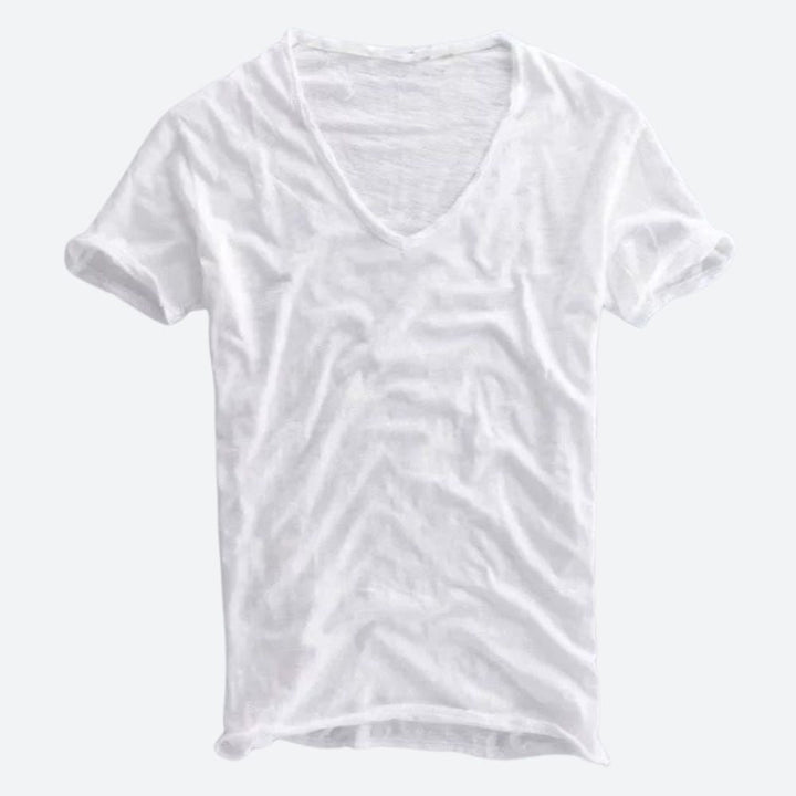 T-shirt męski z dekoltem V-neck i krótkim rękawem. Komfortowy i przewiewny, idealny do letniej męskiej mody.