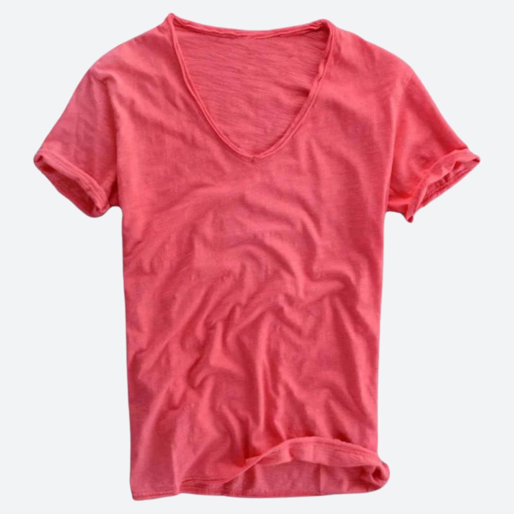 Klasyczna męska koszulka V-neck z krótkim rękawem. Przewiewna, idealna na letnie dni i casualowe stylizacje.