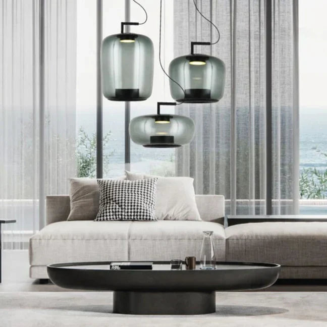Stylowa lampa wisząca w nowoczesnym designie. Dekoracyjne oświetlenie do salonu i jadalni.