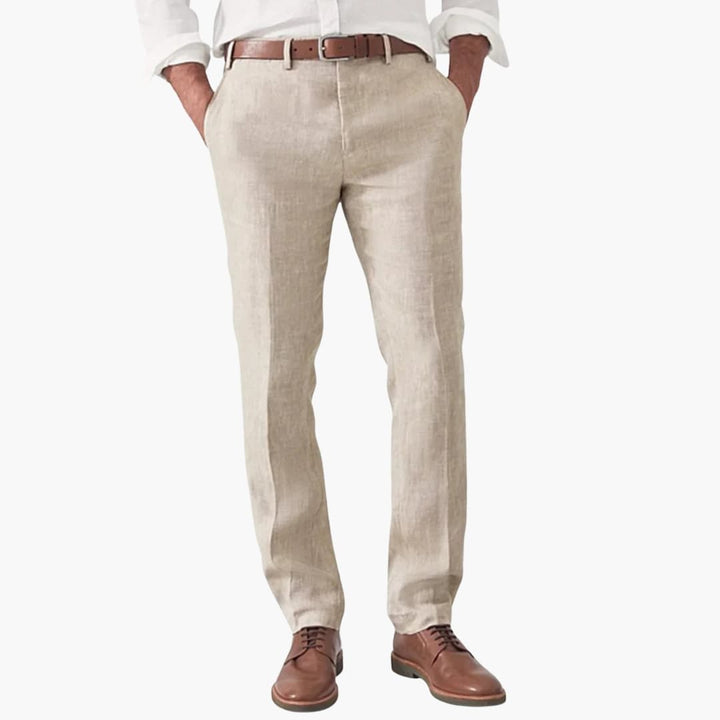 Modne męskie spodnie smart casual. Prosta nogawka, komfortowy krój na co dzień. Wygodne i stylowe.
