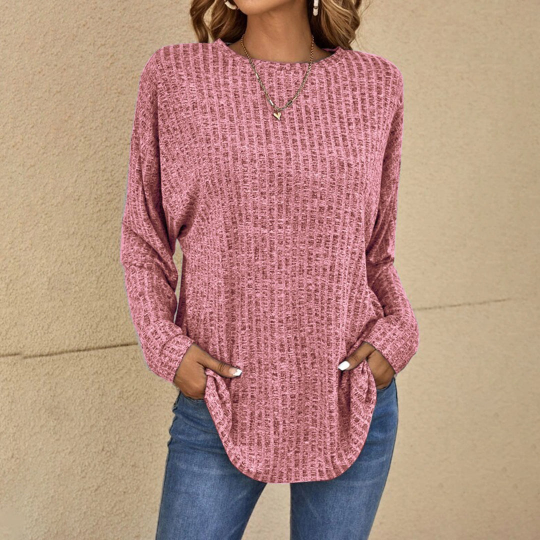 Wygodny, długi damski sweter oversize. Luźny fason na co dzień, modny na jesień i zimę.