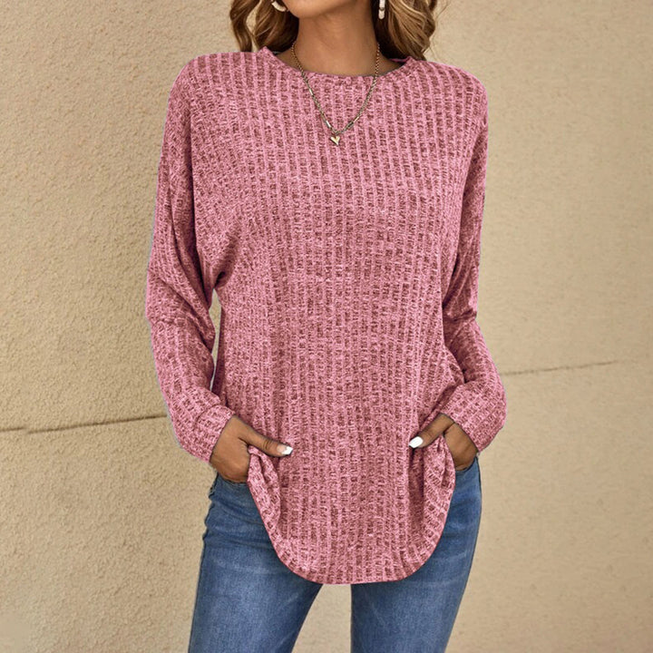 Wygodny, długi damski sweter oversize. Luźny fason na co dzień, modny na jesień i zimę.