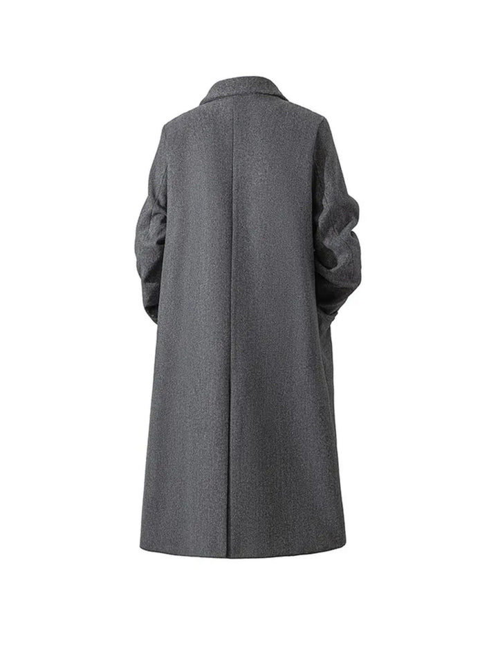 Klasyczny męski płaszcz dwurzędowy z guzikami i kieszeniami, idealny do eleganckich stylizacji.