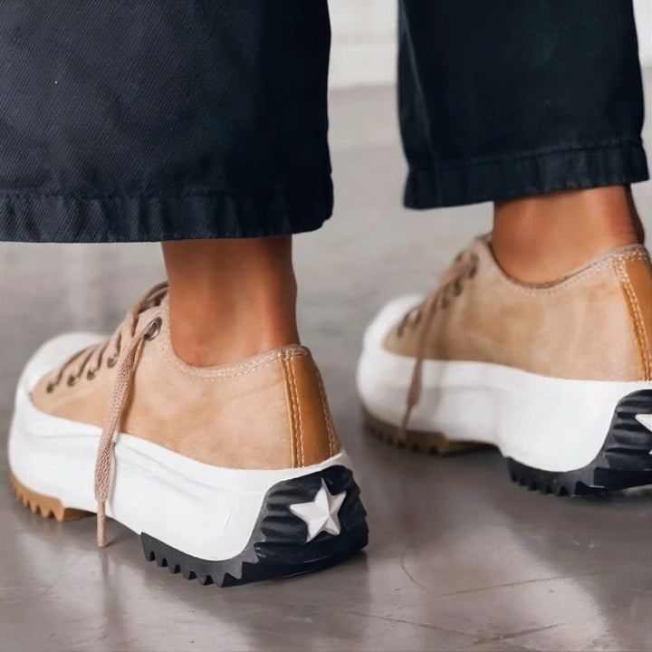 Stylowe, dwukolorowe damskie sneakersy platformowe Ashley. Sznurowane buty zapewniające komfort na co dzień.
