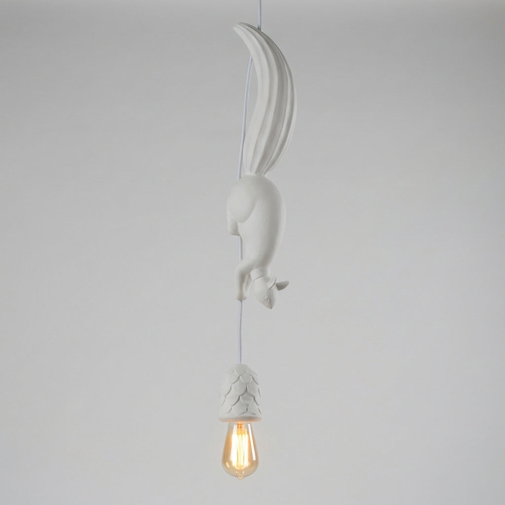 Designerska lampa wisząca Squirlune. Wiewiórka i szyszki, bajkowe oświetlenie i dekoracja domu.