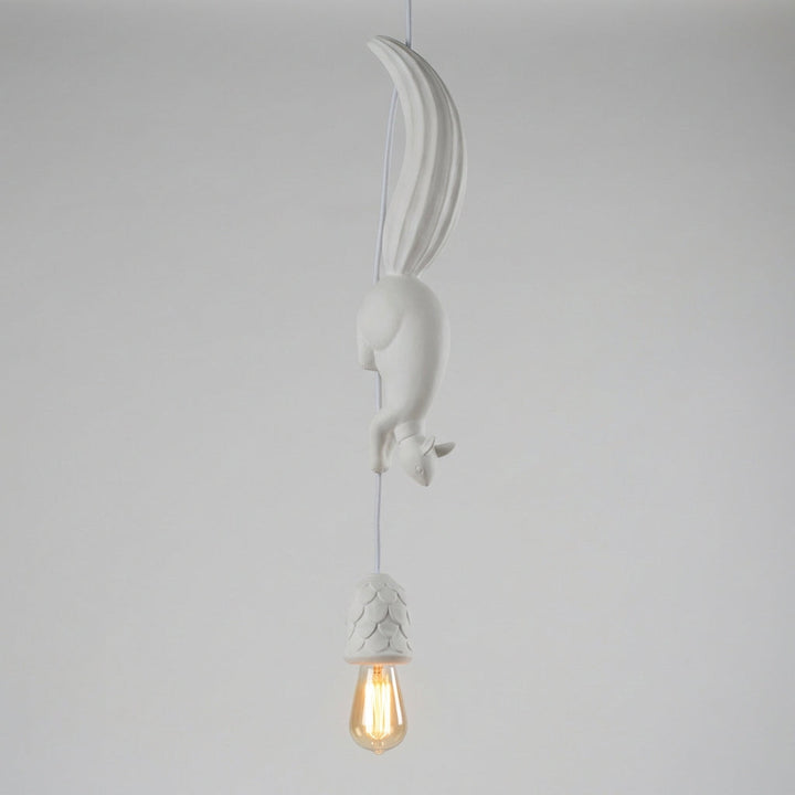 Designerska lampa wisząca Squirlune. Wiewiórka i szyszki, bajkowe oświetlenie i dekoracja domu.