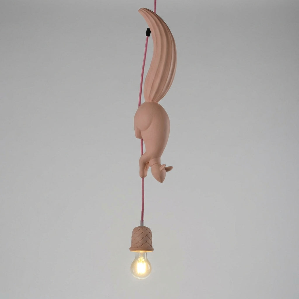 Figlarna lampa wisząca, wiewiórka i szyszki. Bajkowa dekoracja i oświetlenie do pokoju dziecięcego.