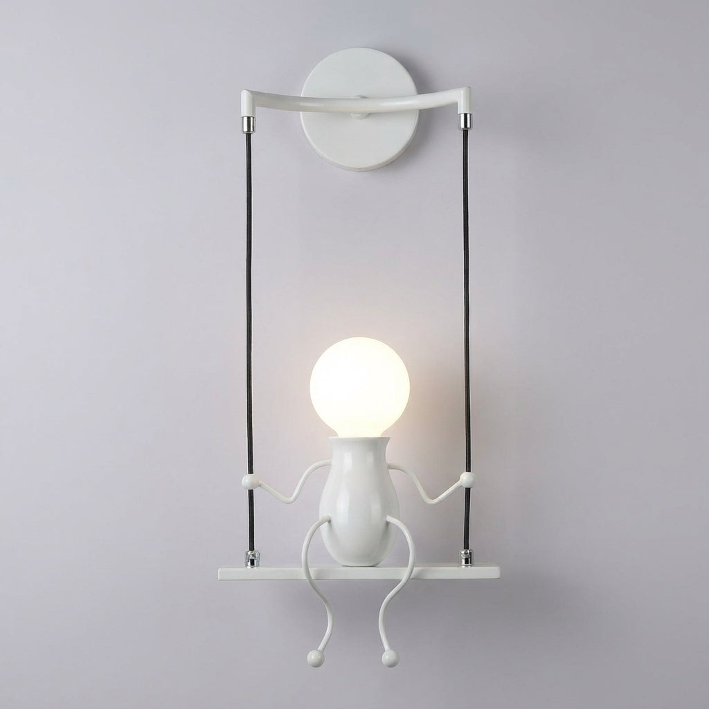 Designerska lampa ścienna Swinglite, bujana, metalowa. Idealna do nowoczesnych wnętrz salonu.