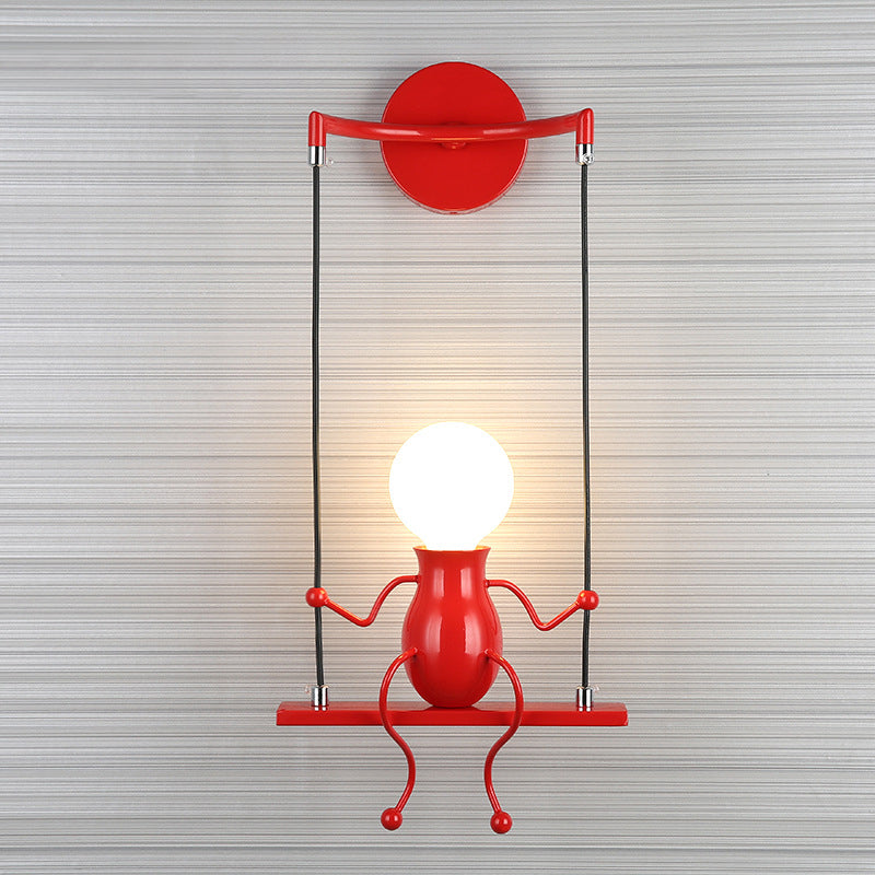Nowoczesna lampa ścienna Swinglite. Metalowa, bujana dekoracja, stylowe oświetlenie do salonu.