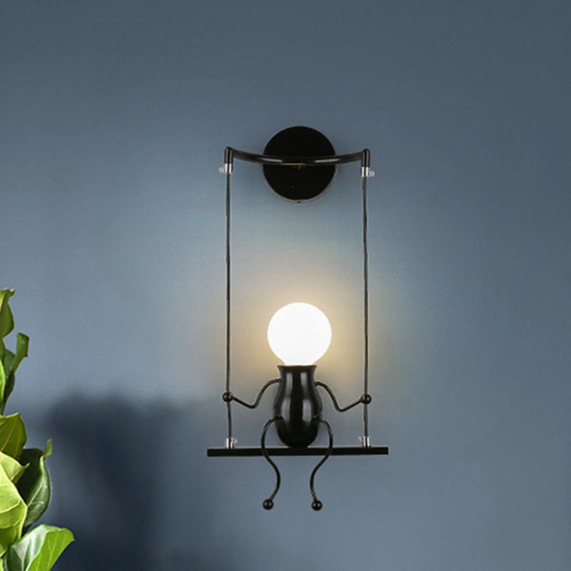 Radosna lampa ścienna Swinglite. Bujana metalowa lampa dla dzieci, wnosi ciepło i styl do wnętrza.