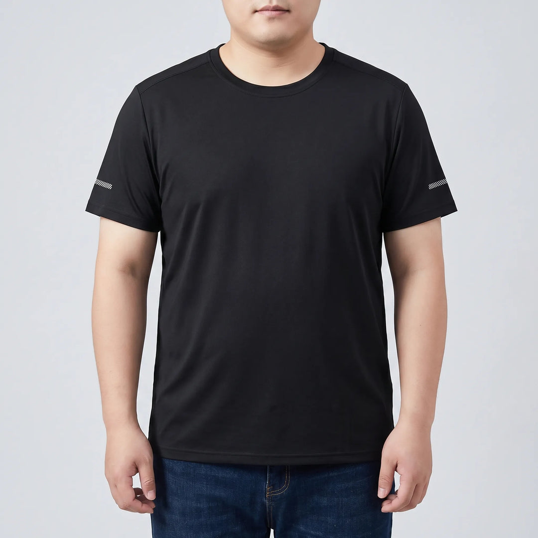 Mężczyzna w komfortowej, szybkoschnącej koszulce sportowej plus size. Duże rozmiary, gwarantuje wygodę.