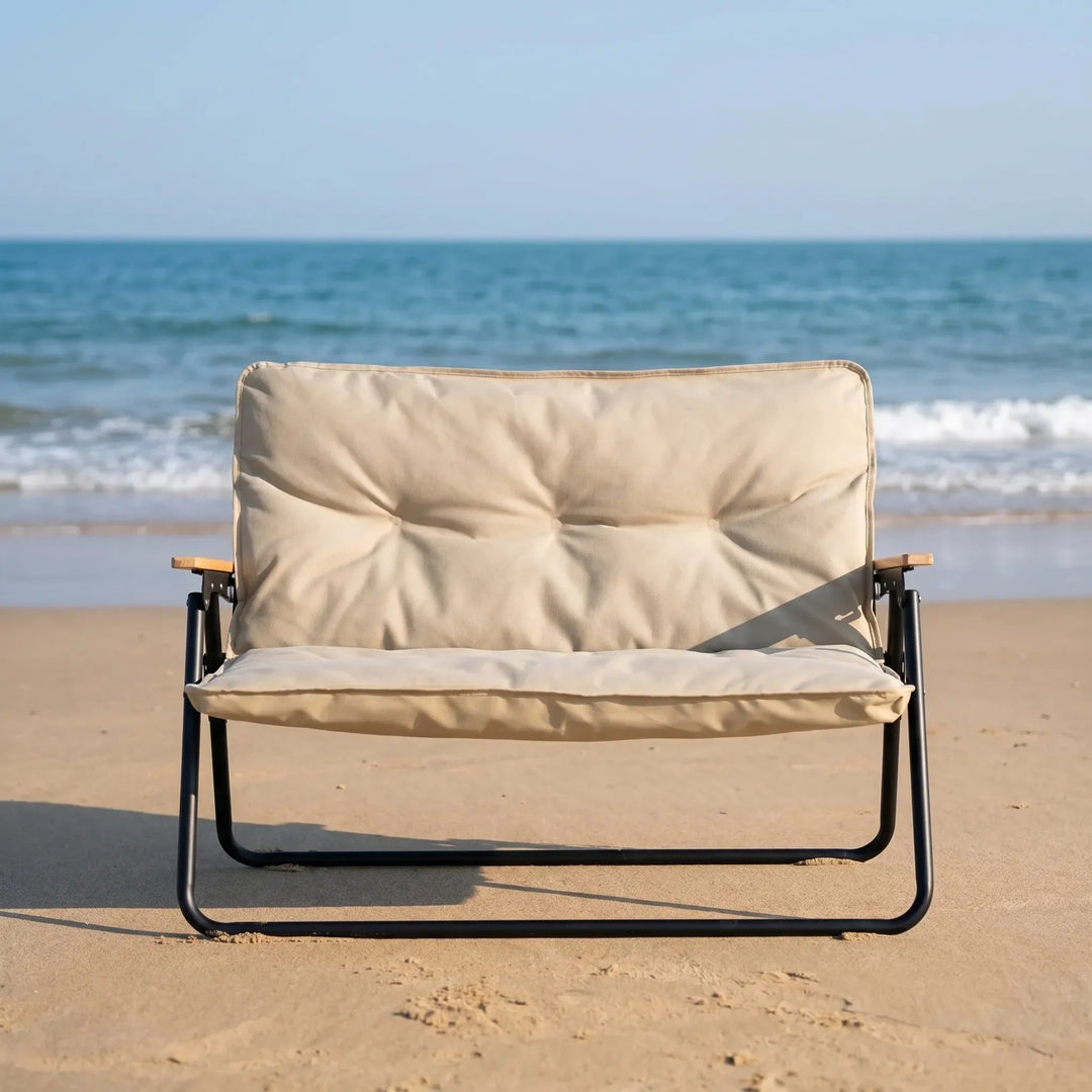 Przenośna sofa kempingowa dwuosobowa, składana. Wygodne meble outdoor do relaksu na świeżym powietrzu.