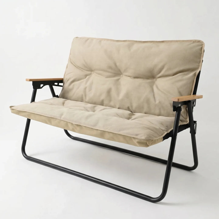 Rozłożona, wygodna sofa kempingowa dwuosobowa. Idealne meble outdoor do relaksu, ogniska.