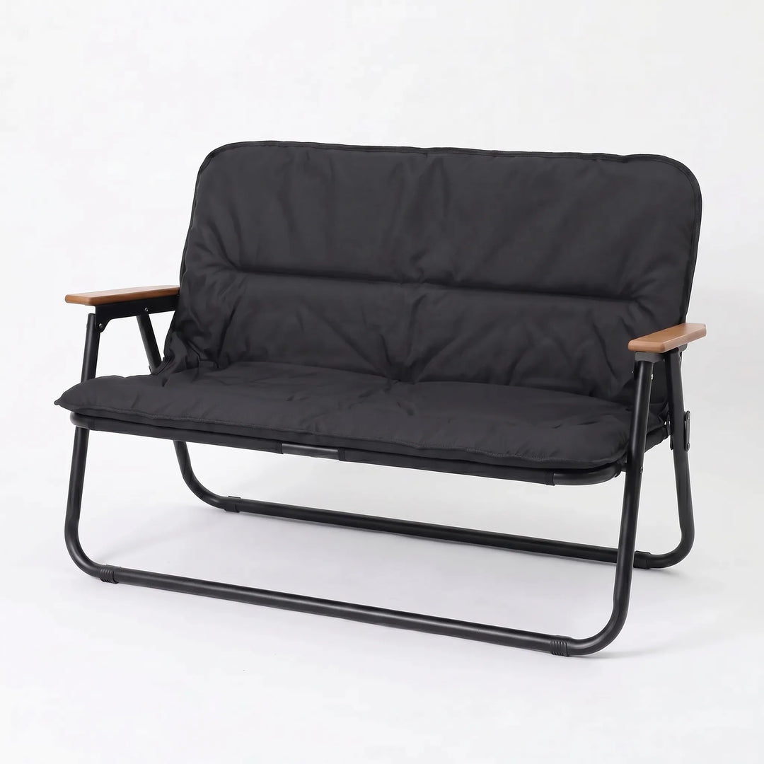 Nowoczesna dwuosobowa sofa kempingowa. Solidne, składane meble outdoor na relaks.
