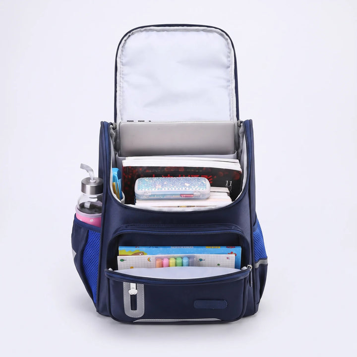 Wodoodporny plecak dziecięcy Cubpack z wytrzymałego materiału, chroni książki i przybory przed deszczem.