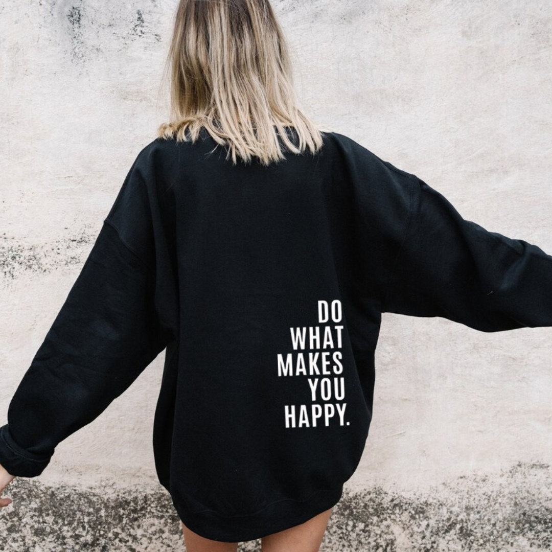 Detale bluzy damskiej oversize: kaptur ze sznurkami, miękki materiał i unikalny nadruk na plecach.
