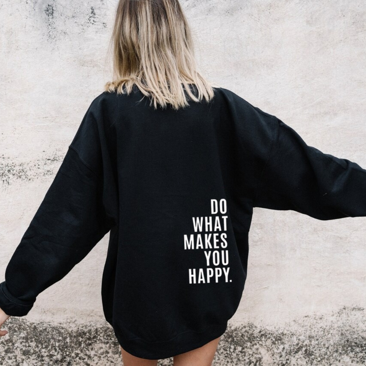 Detale bluzy damskiej oversize: kaptur ze sznurkami, miękki materiał i unikalny nadruk na plecach.