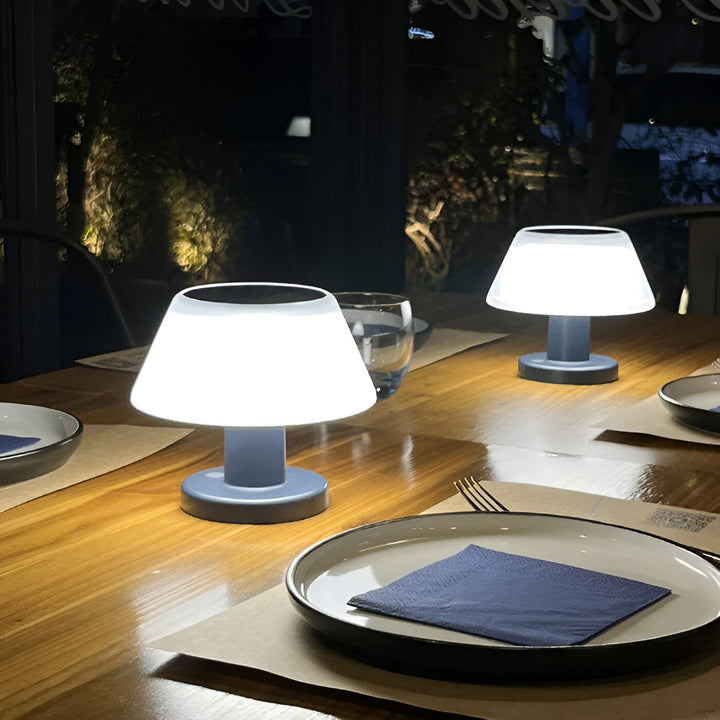 Wodoodporna lampa solarna LED, idealna na taras, do ogrodu i na biwak. Ładowana solarnie.