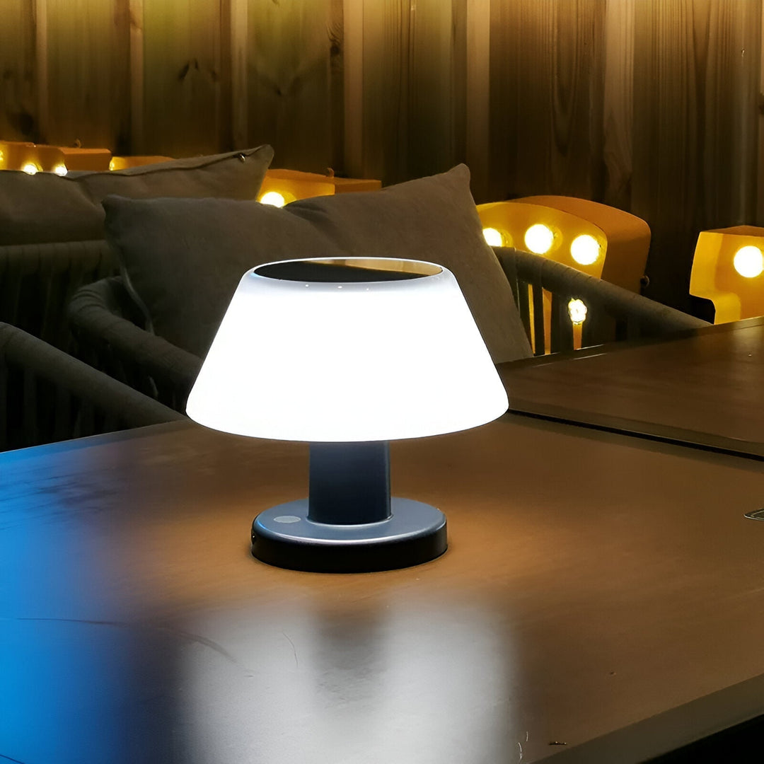 Kompaktowa lampa solarna LED, idealna na camping i do ogrodu. Przenośne oświetlenie tarasowe.