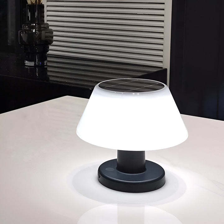 Lampa solarna LED, wodoodporna i ładowana solarnie. Idealne oświetlenie do ogrodu, na taras.