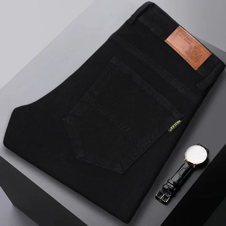 Mężczyzna w modnych dżinsach premium slim fit. Wygodne, uniwersalne spodnie męskie idealne na każdą okazję.