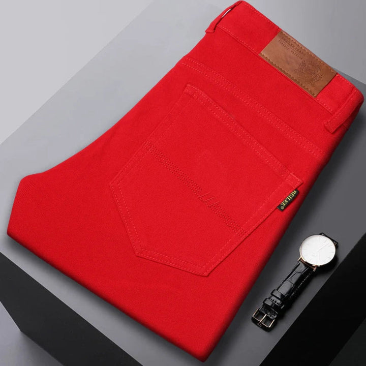 Szczegół materiału: męskie dżinsy premium slim fit. Ciemnoniebieskie spodnie denim z komfortowym stretchem.