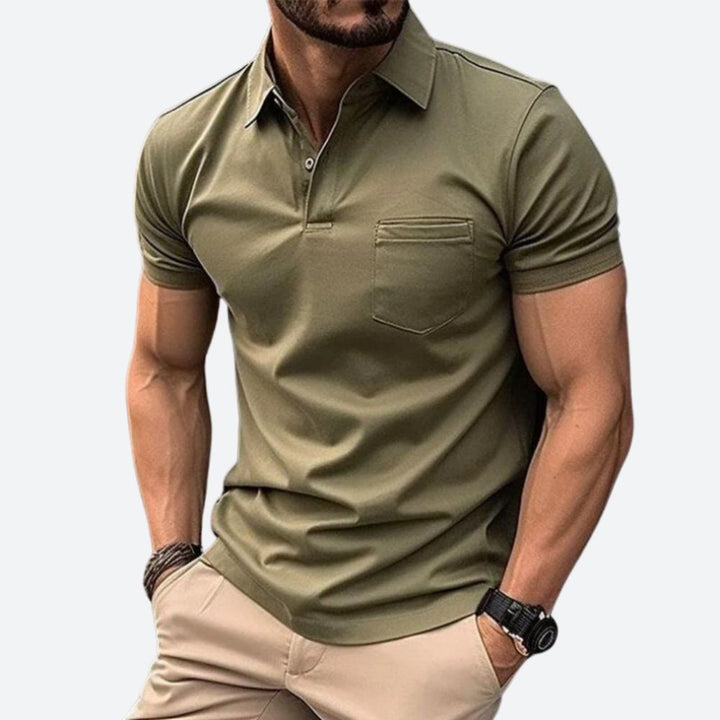 Beżowa męska koszulka polo, klasyczny styl, bawełniana, zapewnia komfort i elegancję na co dzień.