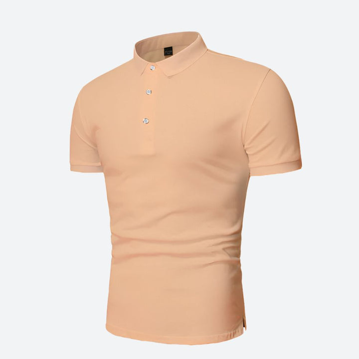 Męska koszulka polo Ruben na modelu. Idealny krój i lekki materiał sprawiają, że to must-have na lato.