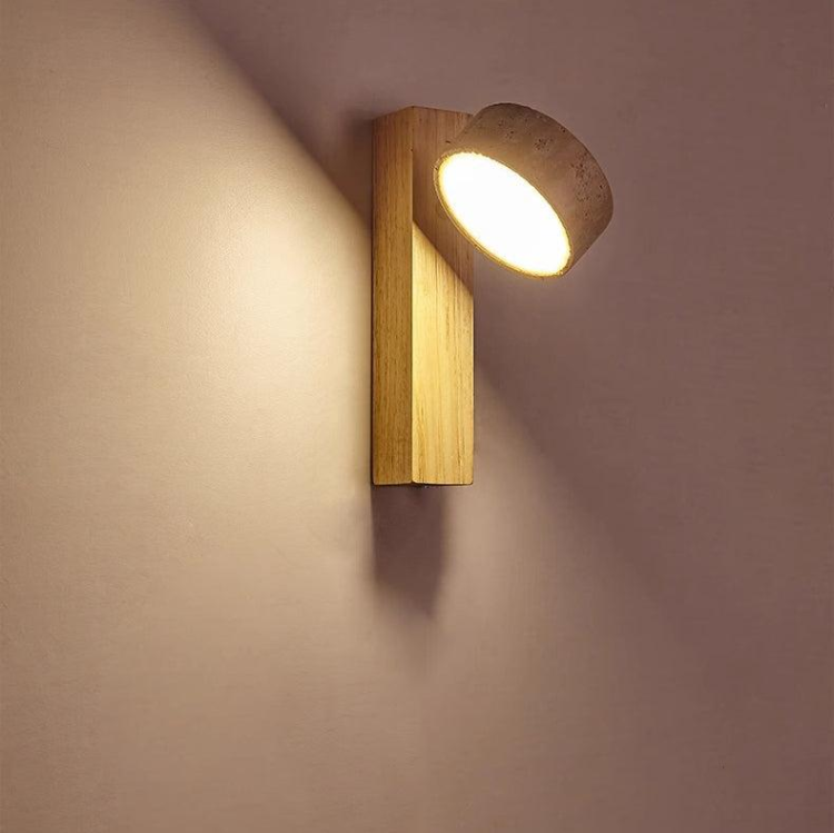 Lampa ścienna LED z trawertynu i drewna, minimalistyczny design w stylu japońskim, emitująca ciepłe światło.